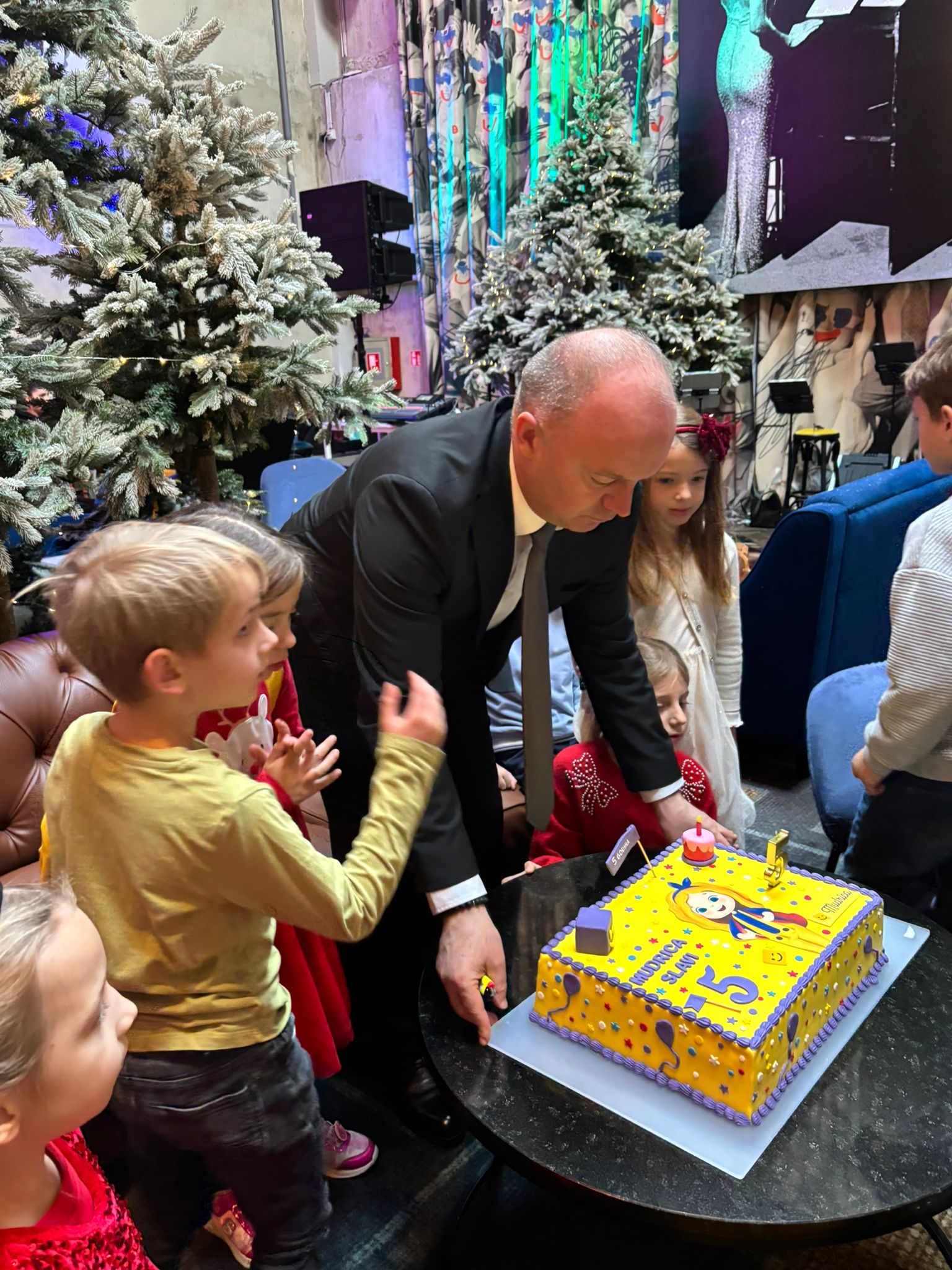 Slika /Ministar Šipić - fotografije/Ministar s djecom mudrica.jpeg